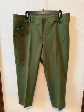 LOFT - Women’s Riviera Ankle Pant in Olive Green
